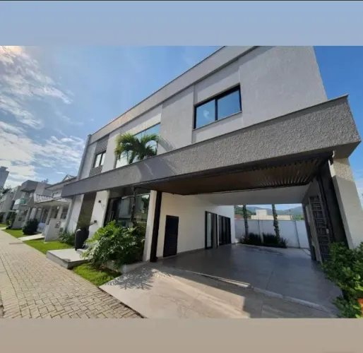 Sobrado para venda possui 250 metros quadrados com 4 quartos em Barra - Balneário Camboriú