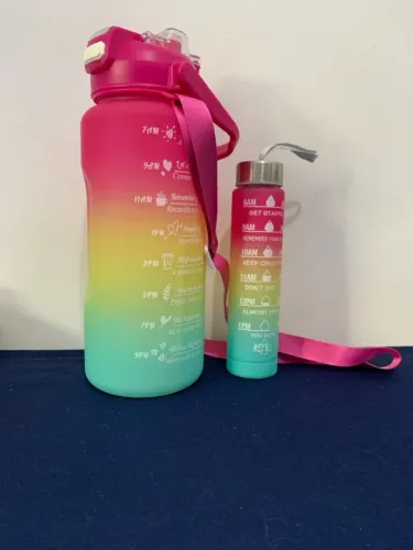 Garrafa de água motivacional com marcações de tempo