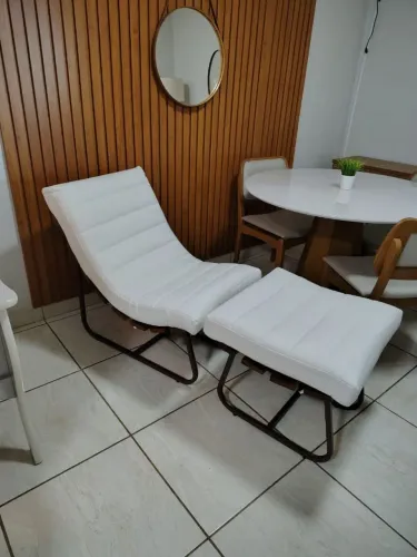 Poltrona com apoio para os pés