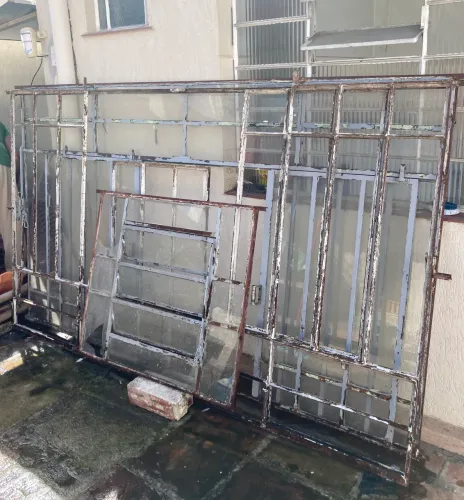 Vendo 3 janelas de ferro antigas
