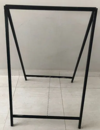 Cavalete em metal em excelente estado 