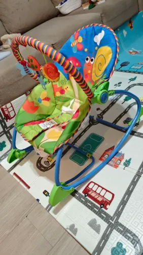 Cadeira de balanço para bebê que vibra e toca música marca zoop