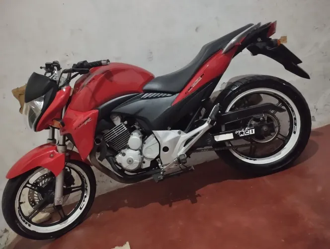 Moto conservada pra quem gosta de cuidar.