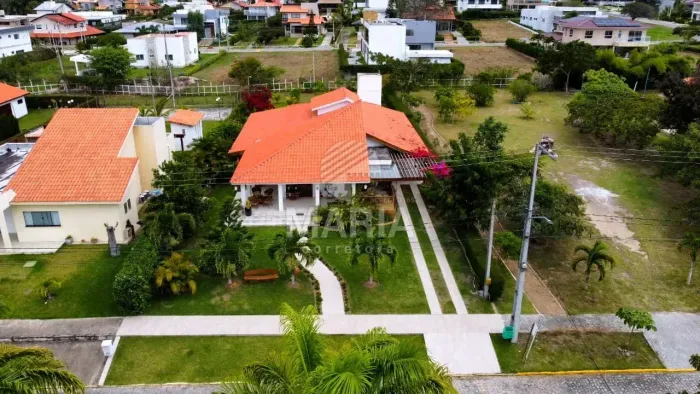 Casa de alto padrão dentro de condomínio com 04 quartos à venda em Gravatá/PE!