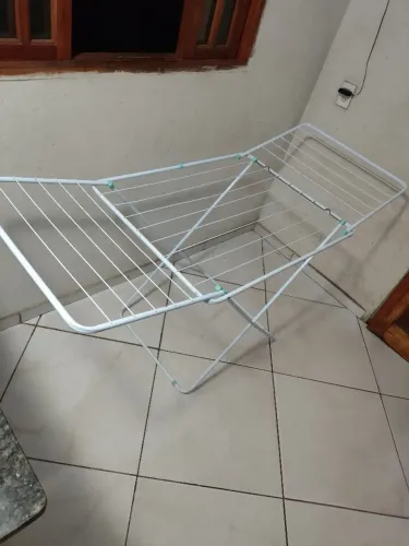 Varal de chão de ferro grande medindo 1,75 metros bem conservado