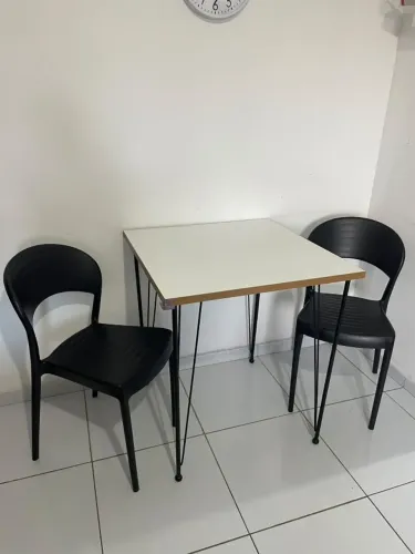 MESA EM MADEIRA COMPENSADO REVESTIMENTO EM FORMICA BRANCA PÉS DE FERRO
