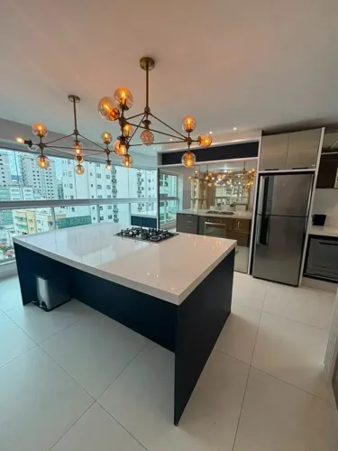 Apartamento mobiliado em Meia Praia para locação anual