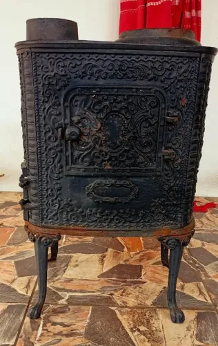 Fogão a lenha rústico, estilo colonial.