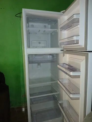 Geladeira Eletrolux bem conservada