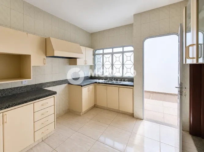 Casa residencial disponível para locação no bairro Santa Mônica.