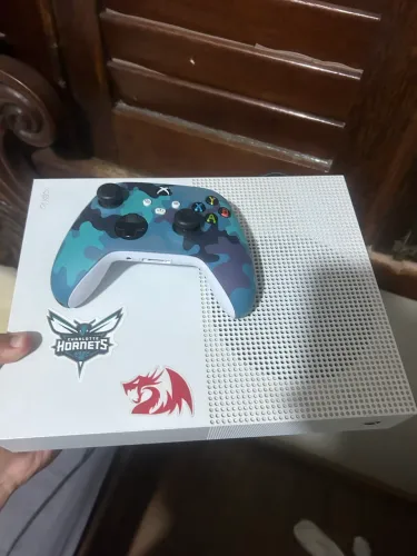 Xbox One S 1TB + Controle Series já com analógico Hall Effect
