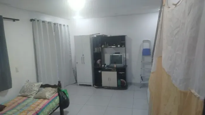 VENDO CASA COM EXELENTE LOCALIZAÇÃO, PROXIMA AMPLO COMERCIO, ONIBUS, ESCOLAS, P.SAUDE
