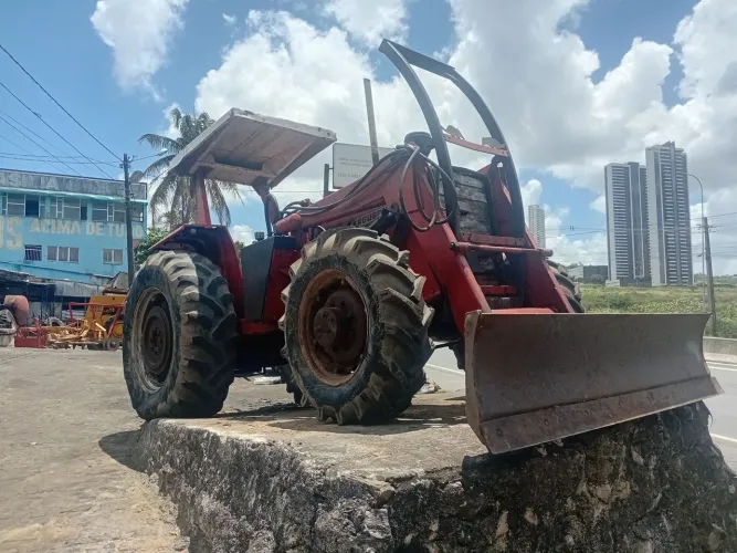 Trator 290 4x4 com lamina