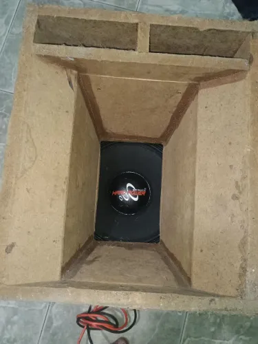Aparelhos de som automotivo montado . Medio,grave, fontes,mesa, processador, grave etc