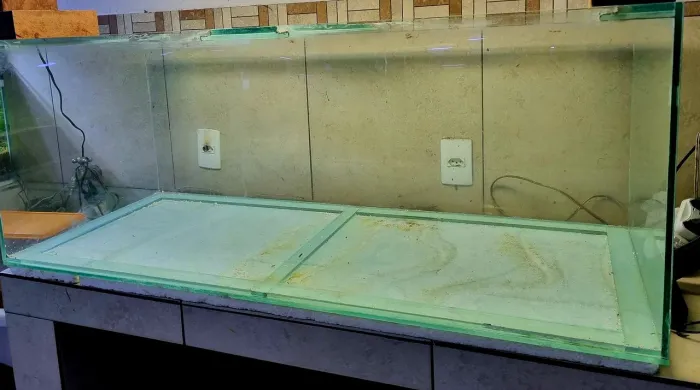 Vendo aquário de 270 litros