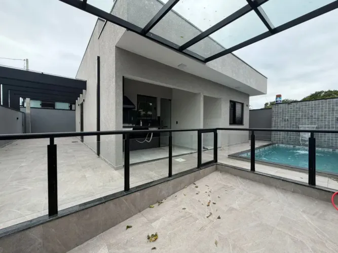 Casa com piscina e churrasqueira moderna com 3 quartos no Stella Maris - Peruíbe - SP