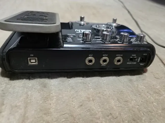 Pedaleira Zoom G2.1u com pedal de expressão e fonte original
