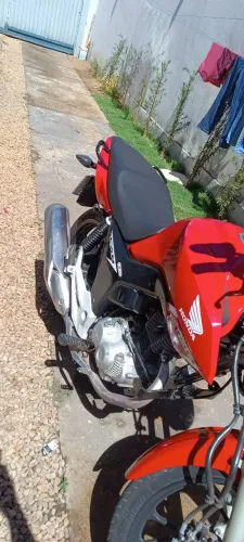 Honda FAN 160  vermelha .