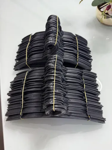 100 Cabides Plásticos Pretos