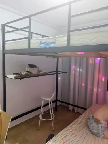 Beliche para cama Queen size. Com bancada para escritório e espaço aberto embaixo para sof