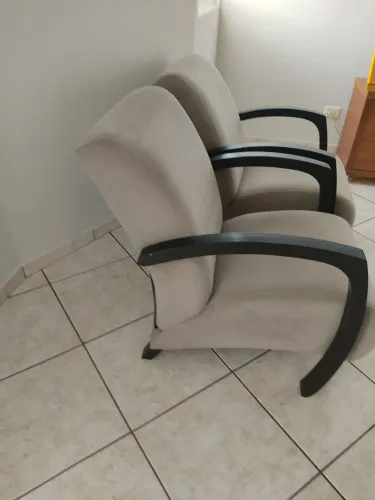 Vendo duas poltronas para sala ou clínica forao reformadas tem braço em madeira