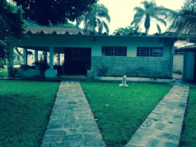 Casa para aluguel e venda possui 200 metros quadrados com 3 quartos em Perequê-Mirim - Uba