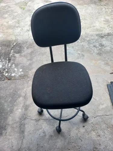 Vendo Cadeira Caixa Alta Giratória com Apoio para Pés - Funcionando Perfeitamente