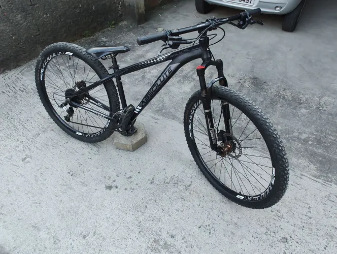 Bike aro 29 freio hidráulico 18 velocidades quadro 15 pneus bons bike excelente