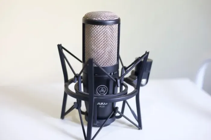 Microfone AKG P220 - condensador + Aranha e maleta metálica.