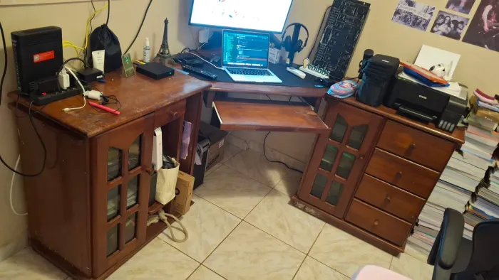 Mesa de escritório em madeira - robusta e espaçosa 