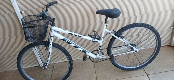 Vende-se uma bicicleta. Único dono