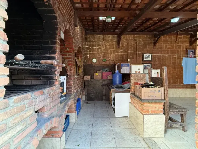 Casa com 4 quartos sendo 1 suíte e 3 vagas