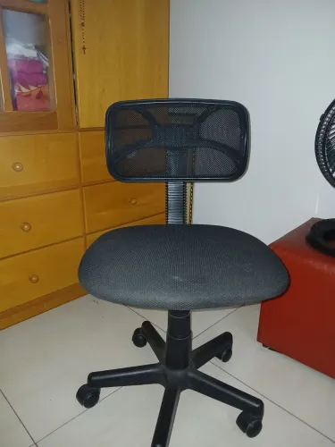 Cadeira para escritório, com regularem de altura e encosto flexível