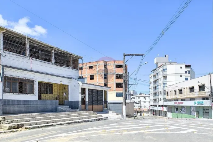 Casa com 4 moradias com Potencial Comercial na rua das Clinicas