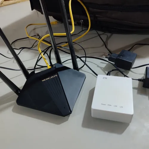 Roteador Mercusys MR30G 4 antenas e terminal.