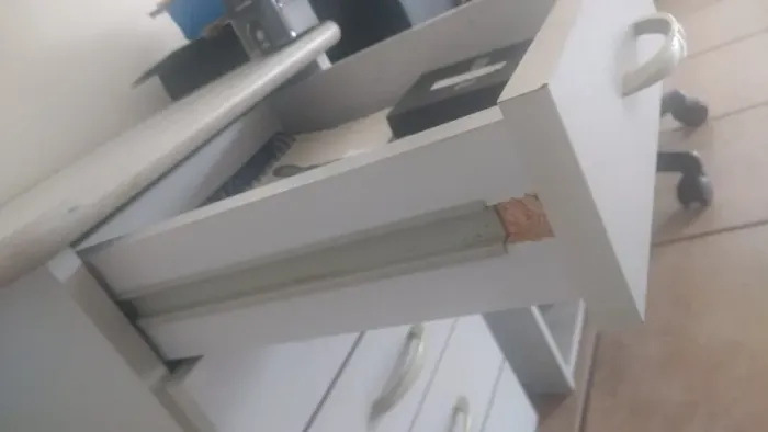 Armário baixo de rodizio cinza de escritório