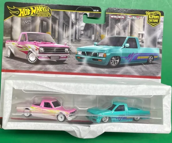 Hot Wheels Premium Datsun Sunny e da Custom '93 Nissan Hardbody