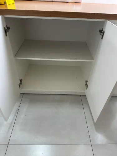 Balcão com gavetas e porta