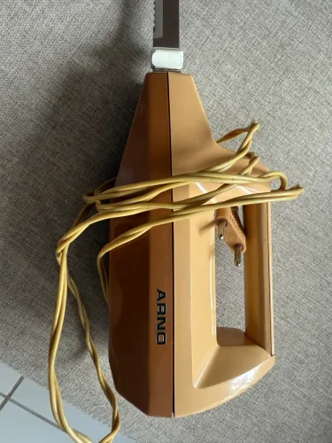 Vende-se uma faca elétrica para cozinha ( cortar frangos , verduras , frutas etc )