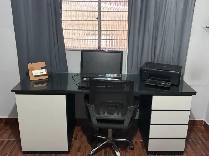 Mesa Escritório Planejada + Cadeira Ergonômica 