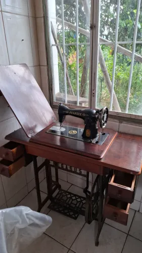 Máquina de costura Pegasus com pedal