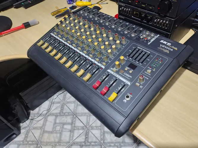 Mesa de som amplificada 10 canais. leia descrição!
