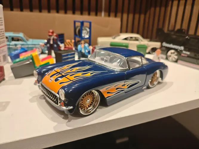 Jada Corvette 1/24. Com rodas BBS miolo dourado