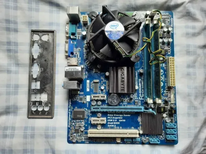Kit 775 core 2 quad Q9400/2 gb de ram ddr3