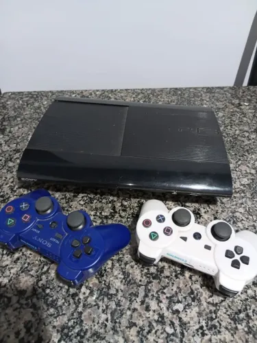 PS3 SLIM DESBLOQUEADO , SEMI NOVO , 250GB DE ARMAZENAMENTO E COM 2 CONTROLES 