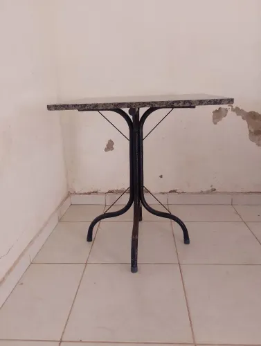 Mesa sem cadeiras