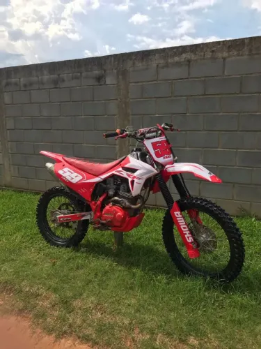 CRF 230, pegar e andar!
