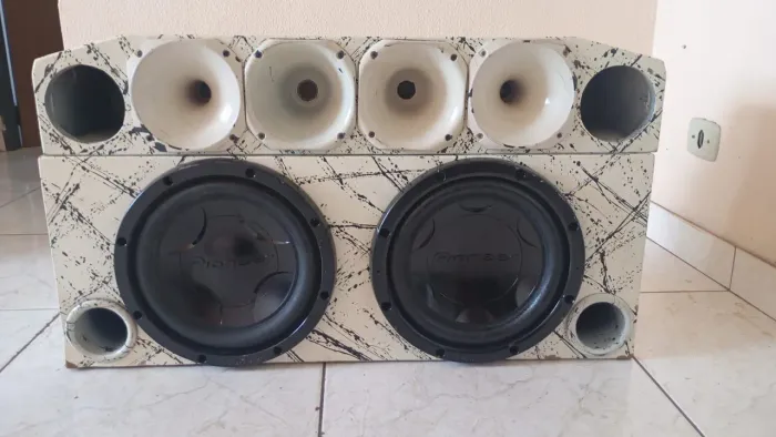 Vendo Caixa com 2 falantes de 12 e uma Corneteira.