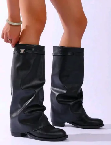 VENDO BOTAS CANO ALTO NOVAS E ESTILOSAS