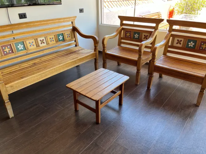 Conjunto de bancos em madeira maciça